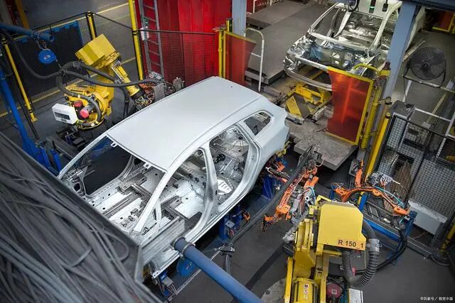 Отрасль строительной техники продолжает восстанавливаться, внутренние продажи экскаваторов за первые 10 месяцев выросли почти на 20% в годовом исчислении.